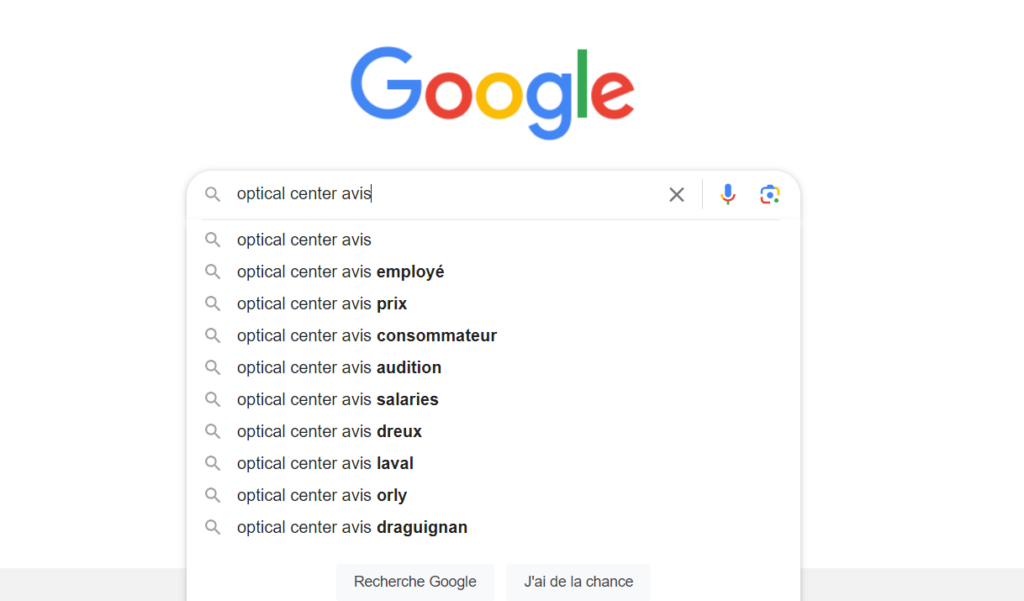 Capture d'écran d'une recherche Google pour 'Optical Center avis', montrant des suggestions variées comme avis sur les prix, les employés, et les services, illustrant l'intérêt des utilisateurs pour différents aspects de l'entreprise